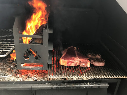 Ein Steak am Holzfeuer-Purismus am Grill