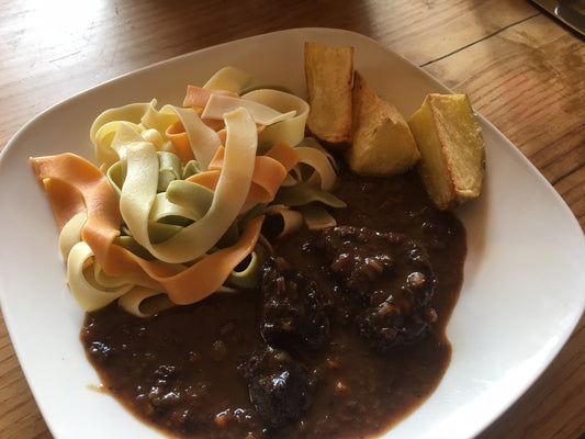 Geschmorte Rindfleischwürfel in Rotwein - Boeuf en Daube